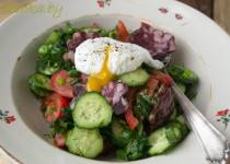 Салат с яйцом-пашот