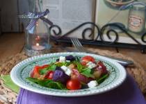 Салат с разноцветным базиликом.