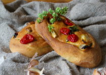 Хлеб с чесноком, базиликом и помидорами.